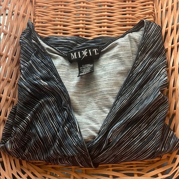 Mixit Women's Black and Gray Striped Top Sz XL - Picture 6 of 6